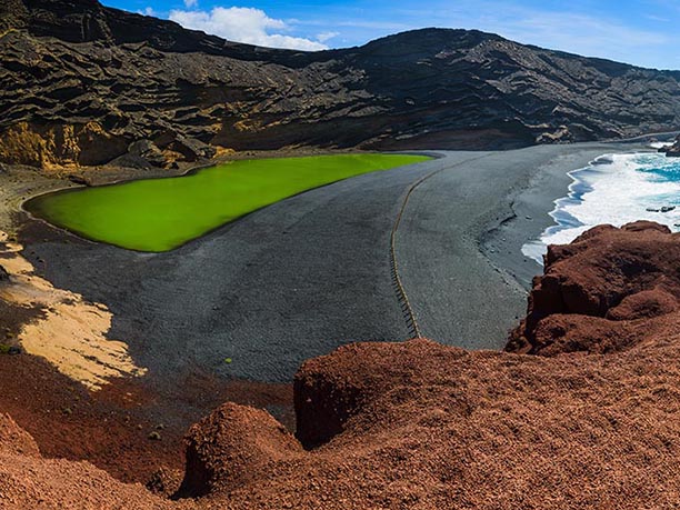 Charco de los Clicos, situé dans le parc naturel de Los Volcanes.